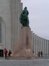 Leifur Eiríksson statue in front of Halgrímskirkja